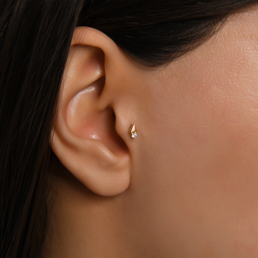 Gusto Taşlı Prizma Altın Tragus Piercing